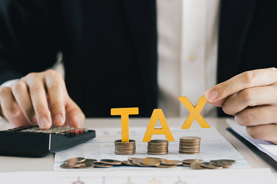 Tips for small businesses on filing tax returns, emphasizing year-end medical equipment for maximizing tax benefits.